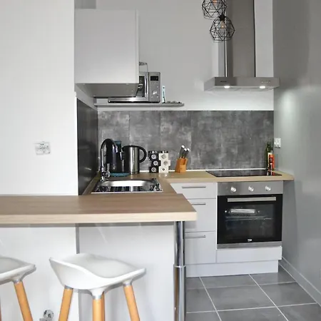 Beautiful In With 1 Bedrooms And Wifi *